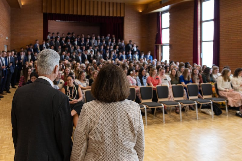 Elder Gérald Caussé do Quórum dos Doze Apóstolos e sua esposa, Valérie, cumprimentam missionários da Missão França Paris em Versalhes, França, na sexta-feira, 27 de fevereiro de 2026.