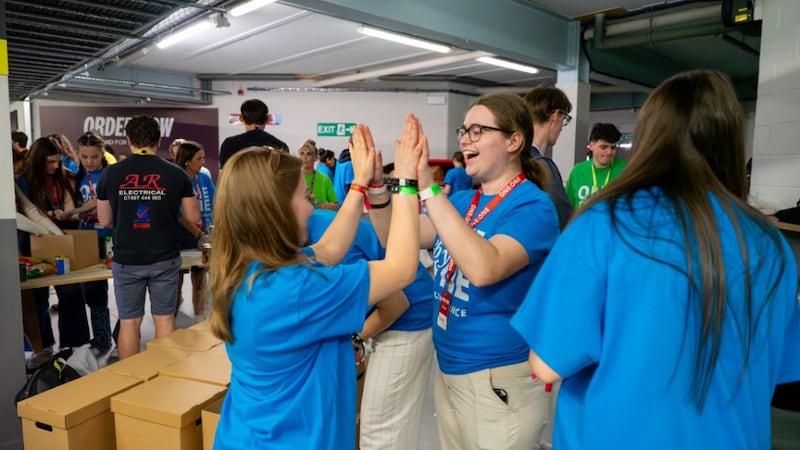 Jovens adultos de toda a Europa reúnem-se em Burnley, Inglaterra, no sábado, 30 de maio de 2026, para preparar suprimentos alimentares de seis meses e montar mais de 1.500 kits de higiene para três instituições de caridade locais que ajudam mulheres e crianças. O projeto fez parte da Conferência de Jovens Adultos Solteiros One by One, realizada de 29 a 31 de maio de 2026.