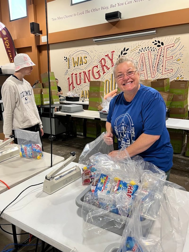 Um amigo de Gwynne Fullmer prepara sacos de lanche no Midwest Food Bank em Gilbert, Arizona, em 18 de outubro de 2025, para celebrar o 70º aniversário de Fullmer.