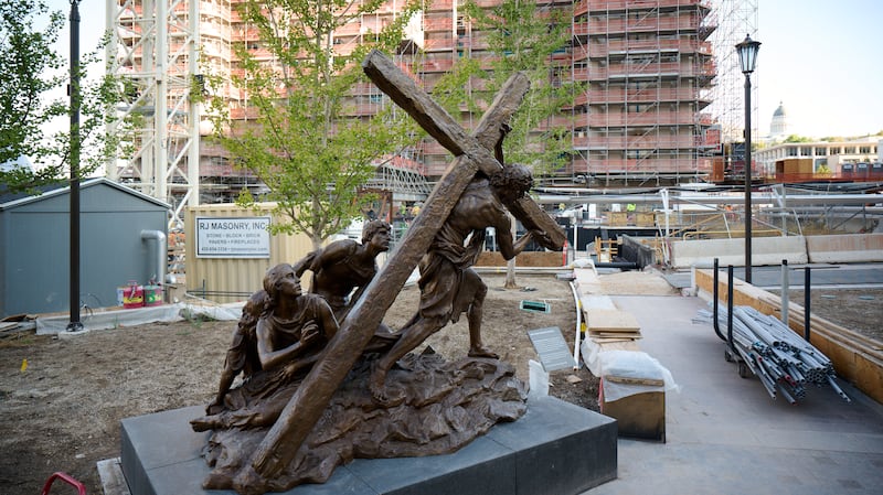 A estátua "Jesus Cristo Carregando a Cruz", criada por Michael Hall, está recém-instalada ao sul do Templo de Salt Lake na quarta-feira, 17 de setembro de 2025.