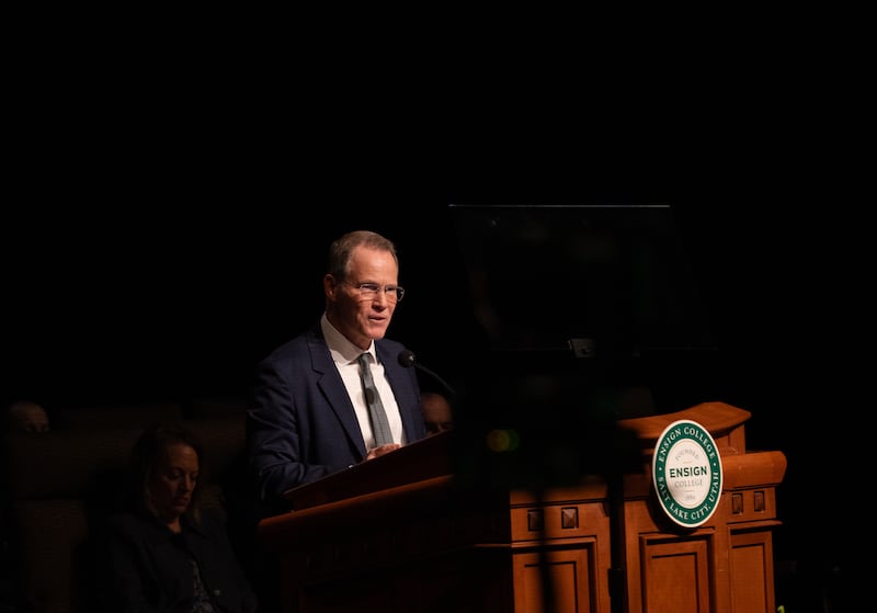 Elder Edward B. Rowe, um Setenta Autoridade Geral, discursa aos estudantes de Ensign College durante o devocional no teatro do Centro de Conferências em Salt Lake City, Utah, 20 de janeiro de 2025.