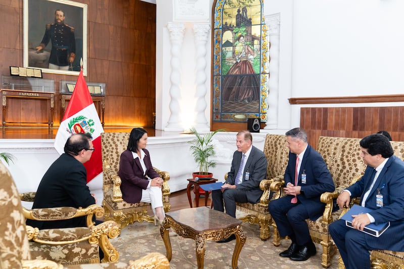 Élder Gary E. Stevenson do Quórum dos Doze Apóstolos de A Igreja de Jesus Cristo dos Santos dos Últimos Dias conversa com Keiko Fujimori Higuchi, Presidente do Peru, como parte de um ministério no país sul-americano na quinta-feira, 27 de agosto de 2026, no Palácio do Governo em Lima, Peru. Élder Stevenson foi acompanhado pelo Élder Juan Pablo Villar, Setenta Autoridade Geral e presidente da Área Noroeste da América do Sul, e Guillermo Estrugo, diretor de comunicações e publicações da área.