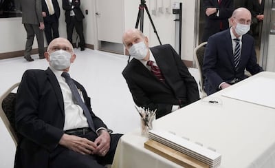 Presidente Russell M. Nelson, de A Igreja de Jesus Cristo dos Santos dos Últimos Dias, no centro, e seus conselheiros, Presidente Dallin H. Oaks, à esquerda, e Presidente Henry B. Eyring, à direita, olham para um monitor enquanto os itens da cápsula do tempo do Templo de Salt Lake são removidos em Salt Lake City, na quarta-feira, dia 20 de maio de 2020.