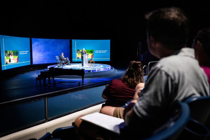 O irmão Milton Camargo, primeiro conselheiro na presidência geral da Escola Dominical, discursa na Semana da Educação da BYU, no Marriott Center em Provo, Utah, em 15 de agosto de 2022.