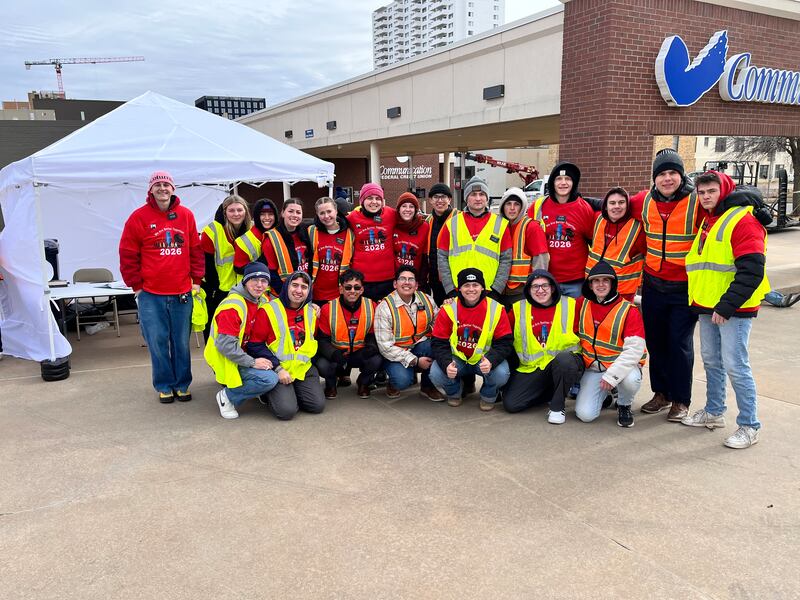 Missionários sorriem enquanto fazem trabalho voluntário no desfile do Dia de Martin Luther King Jr. no sábado, 19 de janeiro de 2025, em Oklahoma City, Oklahoma.
