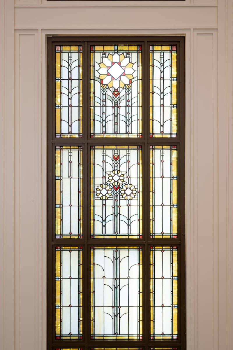 O desenho do girassol, flor oficial de Kansas, é exibido em vidro artístico no Templo de Wichita, Kansas.