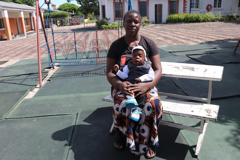 Samuel e sua mãe, Nasilele, cujos sobrenomes não foram informados, sentam-se fora do Hospital Geral de Lewanika na Província Ocidental, Zâmbia. Samuel nasceu prematuro em dezembro de 2024.