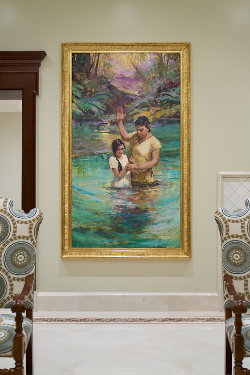 Uma pintura de um batismo está pendurada dentro do Templo de Manágua, Nicarágua.