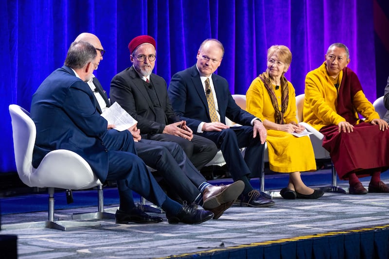 Ao centro, Elder Marcus B. Nash participa de um painel de discussão com líderes religiosos no Fórum Global de Fé em Washington, D.C., na terça-feira, 3 de fevereiro de 2026.
