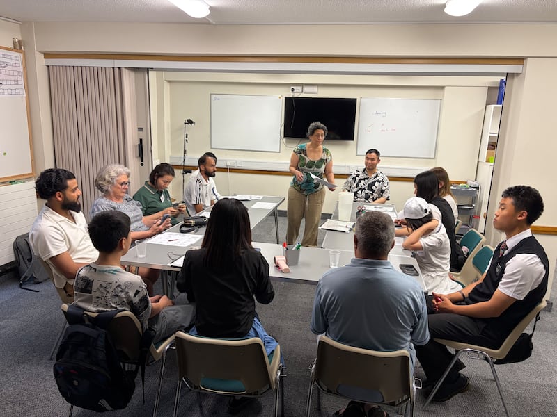 D'Ann Jones, ao centro, ensina uma aula de EnglishConnect no edifício do Ramo de Bournemouth na Estaca de Southampton, Inglaterra, na terça-feira, 14 de julho de 2026.
