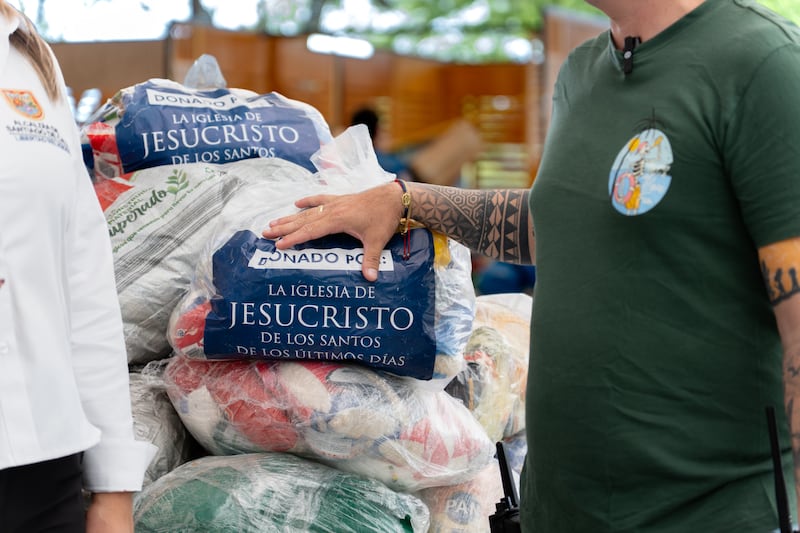 Voluntários ajudam a preparar 1.000 kits de alimentos para distribuição às diversas áreas afetadas por um terremoto em Cali, Colômbia, em agosto de 2026.