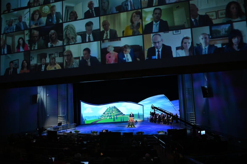 Élder Dale G. Renlund, do Quórum dos Doze Apóstolos, discursa durante o segundo dia do Seminário para Nova Liderança de Missão de 2021, realizado na sexta-feira dia 25 de junho, no Teatro do Centro de Conferências.