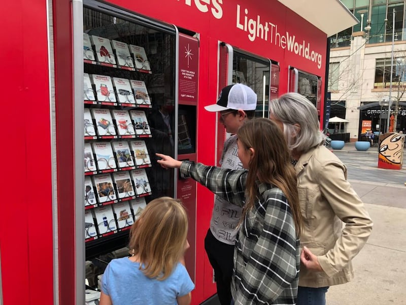 As Máquinas de Doações chamam atenção em Denver, Colorado, um dia após serem inauguradas em 22 de novembro de 2021.