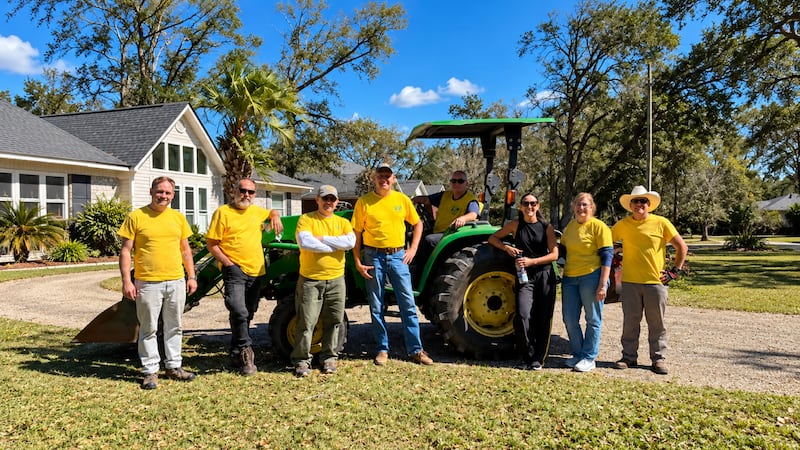 Voluntários de A Igreja de Jesus Cristo dos Santos dos Últimos Dias da Estaca de Tallahassee Flórida fazem uma pausa para uma foto enquanto limpam os escombros após o Furacão Isaías, em Pensacola, Flórida, no sábado, 17 de outubro de 2026.
