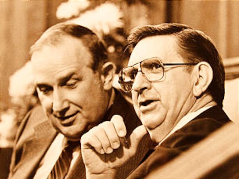 Nesta foto de arquivo, Elder Richard G. Scott do Quórum dos Doze Apóstolos conversa com Elder Marion D. Hanks em 14 de outubro de 1984.