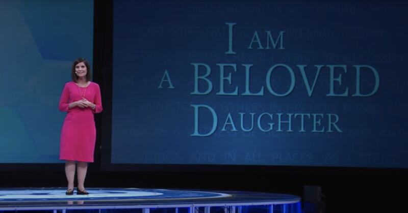 A irmã Rebecca L. Craven, segunda conselheira na presidência geral das Moças, fala durante a Conferência Geral de Mulheres da BYU, dia 29 de abril de 2021.