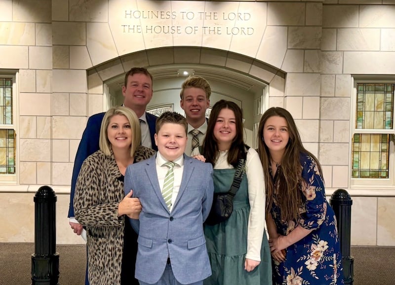 Jake Braithwaite, ao centro, frequenta o Provo City Center Temple com seus pais, Steven e Hillary Braithwaite, e seus irmãos.