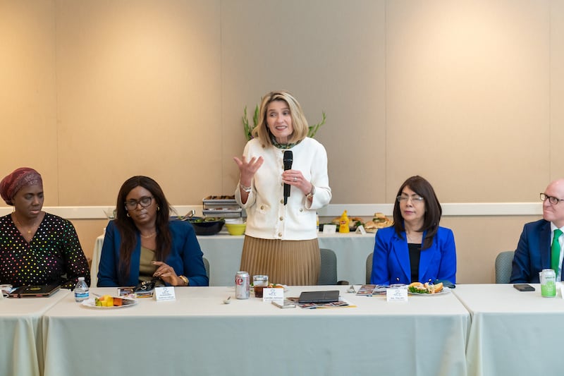 Presidente Geral da Sociedade de Socorro Camille N. Johnson fala durante uma mesa-redonda no Centro de Visitantes do Templo de Los Angeles em Los Angeles, Califórnia, na terça-feira, 17 de março de 2026.