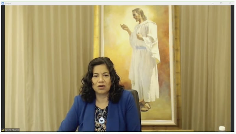 A irmã Reyna I. Aburto, segunda conselheira na presidência geral da Sociedade de Socorro, fala de Porto Rico via Zoom na sexta-feira, 29 de outubro de 2021.