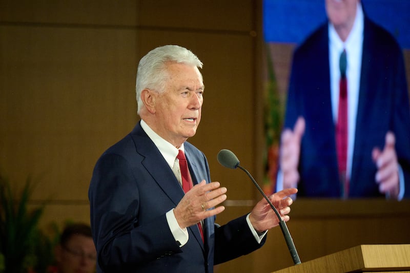 O Presidente Dieter F. Uchtdorf discursa durante o Seminário para Novos Líderes Missionários de 2026 no Centro de Treinamento Missionário de Provo.