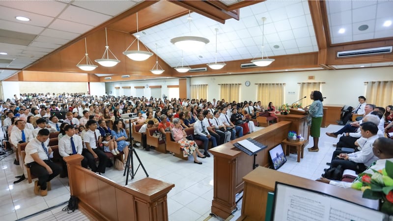 A Presidente Rosemary K. Chibota fala para mais de 800 santos dos últimos dias reunidos para o devocional em Tacloban City, Filipinas, 19 de setembro de 2026.