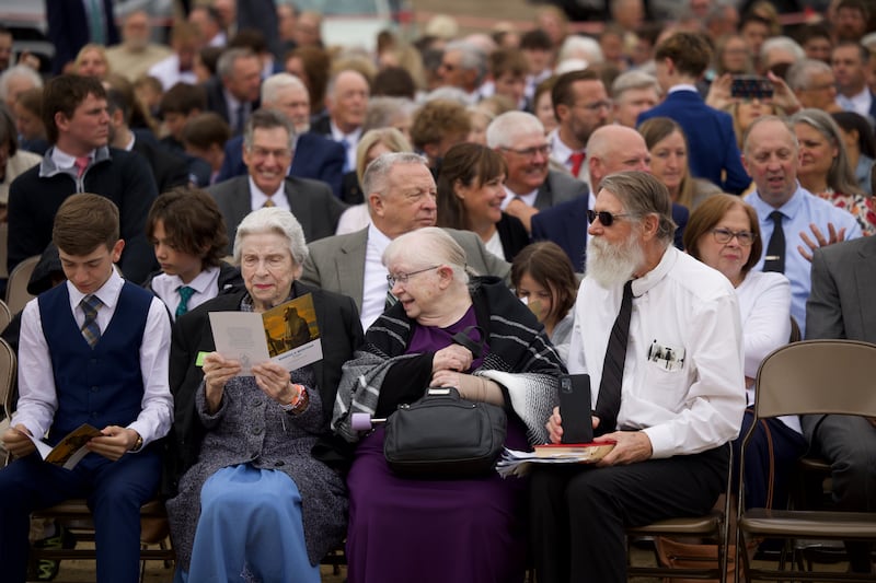 Os participantes aguardam o início da cerimônia de inauguração do Templo de Missoula Montana.