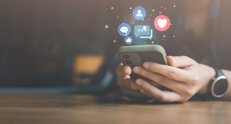 A pesquisa sobre as famílias americanas de 2023, perguntou aos pais sobre os hábitos de seus filhos nas redes sociais, enquanto o Pew Research Center perguntou diretamente aos adolescentes. Embora as pesquisas não sejam perfeitamente comparáveis, os números destacam algumas tendências interessantes.