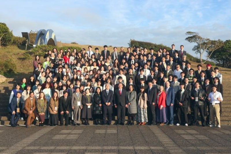 Os participantes reúnem-se para uma foto em grupo durante a segunda conferência Kanagawa YSA realizada no Shonan Village Center em Hayama, Prefeitura de Kanagawa, Japão, em 23 de novembro de 2025.