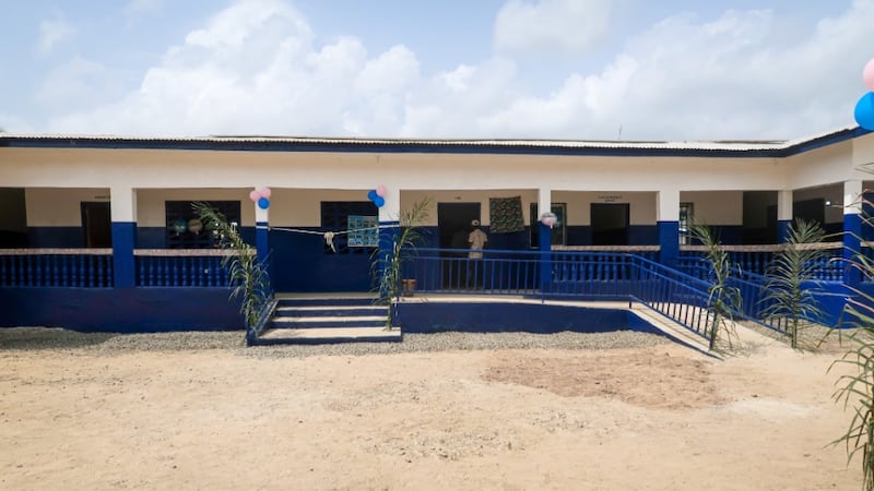 Um edifício de salas de aula renovado, doado pela Igreja e entregue em Lower Margibi County, Libéria, 21 de fevereiro de 2026.