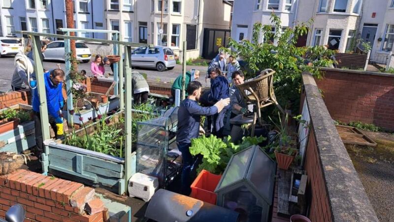 Membros da Estaca Belfast Irlanda do Norte ajudam a reconstruir o Windsor Community Garden em Belfast, Irlanda, dia 8 de maio de 2023, como parte do Big Help Out, marcando a coroação do Rei Charles.