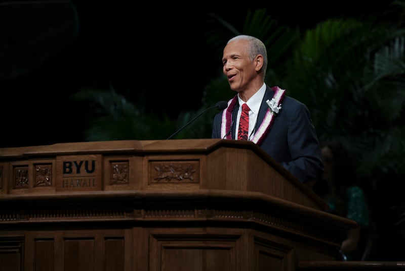 Elder John D. Amos fala durante o devocional da BYU–Hawaii realizado no Cannon Activities Center em Laie, Hawaii, na terça-feira, 3 de fevereiro de 2026.