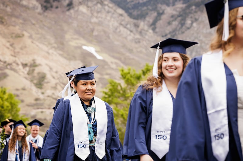 Graduados da BYU se alinham do lado de fora do Marriott Center em preparação para a formatura na quinta-feira, 23 de abril de 2026, em Provo, Utah.