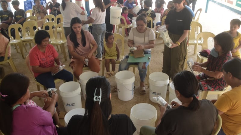 Membros da comunidade montam unidades de filtração na Escola Primária Dimantal em Bugallon, Pangasinan, Filipinas, em 23 de abril de 2026.