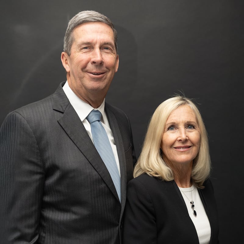 Michael S. Wilstead e Denise Wilstead, que servirão como presidente e matrona do Templo Red Cliffs Utah a partir de setembro de 2026.