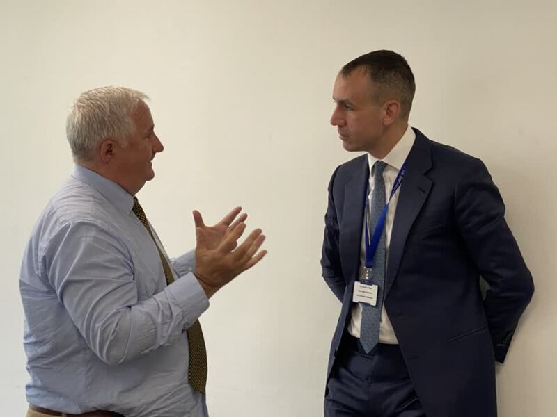 Andrews Blackwood, à esquerda, fala com Élder Robert F. Schwartz, um Setenta de Área, na conferência para capelães endossados pela Igreja no Reino Unido, em maio de 2023. 