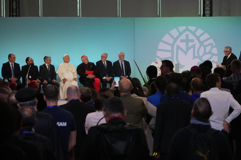 Da esquerda, Christian Krieger, presidente da Federação Protestante da França, Bispo Dimitrios (Ploumis), Metropolita Ortodoxo Grego da França, Haïm Korsia, Rabino Chefe da França, Papa Leão XIV, Presidente da Conferência de Bispos Franceses, Cardeal Jean-Marc Aveline, Chems-eddine Hafiz, reitor da Grande Mesquita de Paris, e Anthony Boussemart, representando os Budistas franceses, participam de uma reunião inter-religiosa no Centro de Convenções Robert Schuman, segunda-feira, 28 de setembro de 2026, em Metz, França.