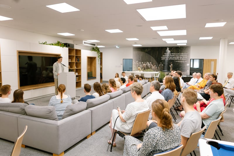 Lars Wiborny fala para um grupo na abertura pública do Instituto de Religião de Frankfurt em Frankfurt, Alemanha, 27 de junho de 2026.