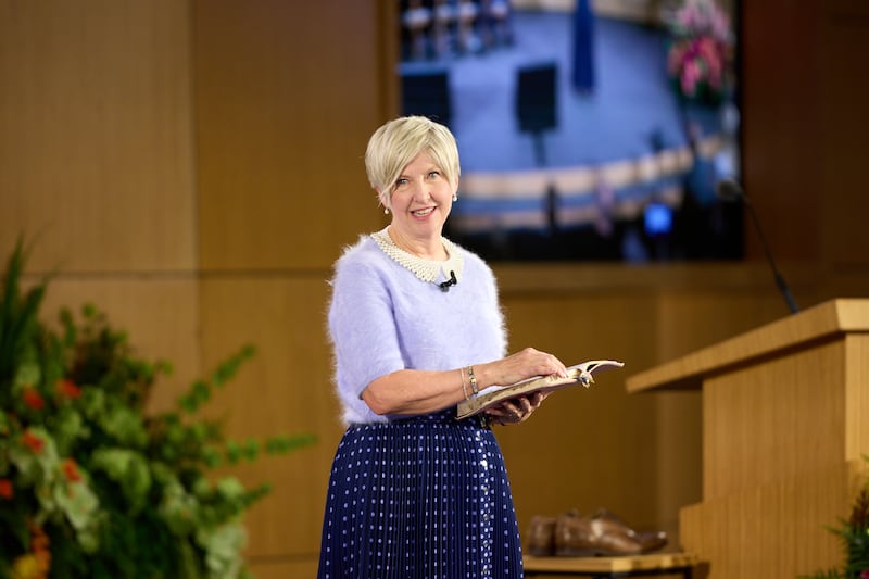 A presidente geral das Moças, Emily Belle Freeman, membro do Conselho Executivo Missionário da Igreja, discursa durante o Seminário para Novos Líderes de Missão de 2026, no sábado, 20 de junho de 2026, no Centro de Treinamento Missionário de Provo, em Provo, Utah.