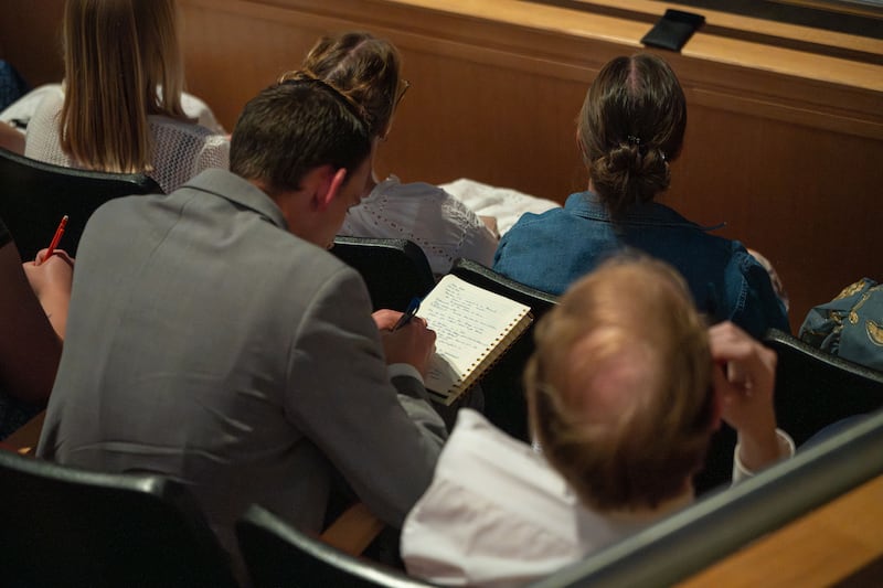 Estudantes ouvem enquanto Elder Gérald Caussé do Quórum dos Doze Apóstolos dá um devocional na BYU–Idaho no domingo, 14 de junho de 2026.