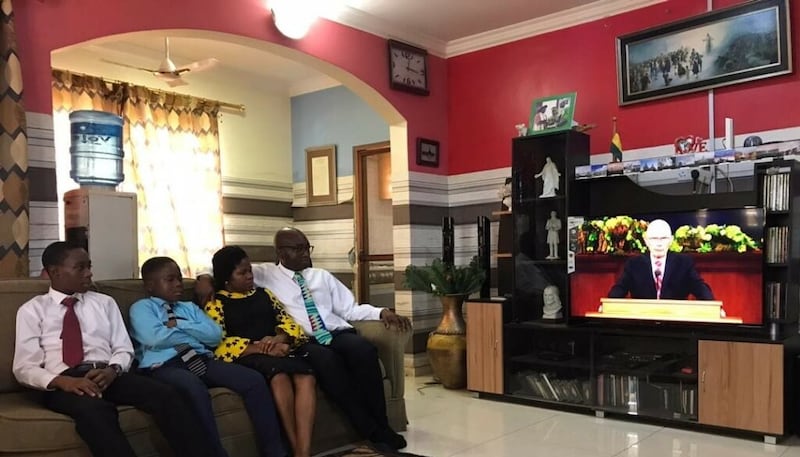 O élder Isaac Morrison e sua esposa, Hannah, e seus filhos, Kelvin e Gilbert, da Estaca Ashaiman Gana, assistem à sessão da tarde de domingo da 190ª Conferência Geral Anual em 5 de abril de 2020. Victor B. Ukorebi escreveu: “Nós jamais sentimos o Espírito de forma tão poderosa como nesta conferência em nossa casa. Respondemos ao convite do Presidente Nelson há seis meses para nos prepararmos, estudando a Primeira Visão. Isso contribuiu para nossa experiência de um fim de semana de conferência m…