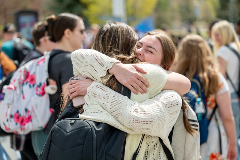 Estudantes da Brigham Young University–Idaho se abraçam após o devocional no campus com o Presidente Alvin F. Meredith III e sua esposa, Sister Jennifer Meredith, na terça-feira, 21 de abril de 2026, em Rexburg, Idaho.
