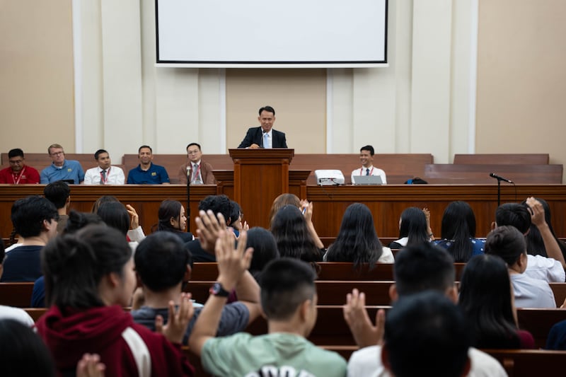 O presidente do Distrito Phnom Penh Cambodia East, Tay Sokha Phirum, inicia a feira educacional da Área da Ásia em Phnom Penh com uma mensagem espiritual sobre educação, 18 de outubro de 2025.