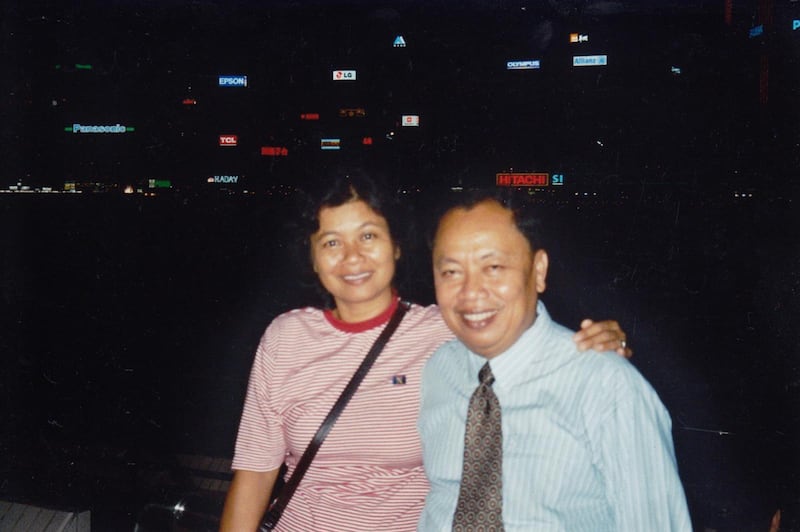 Sam Sophon e Chan Sovan sorriem para uma foto enquanto visitam Hong Kong em agosto de 2004 para seu selamento.