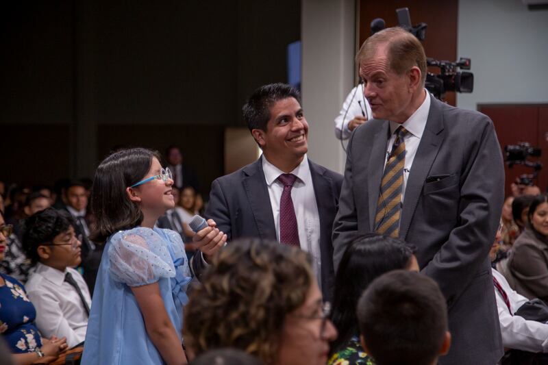 Elder Gary E. Stevenson do Quórum dos Doze Apóstolos interage com um jovem durante o devocional.