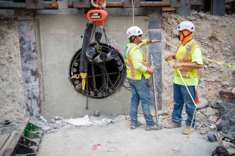 Construtores enchem os novos tubos da fundação do Templo de Salt Lake com aço reforçado, em setembro de 2021.