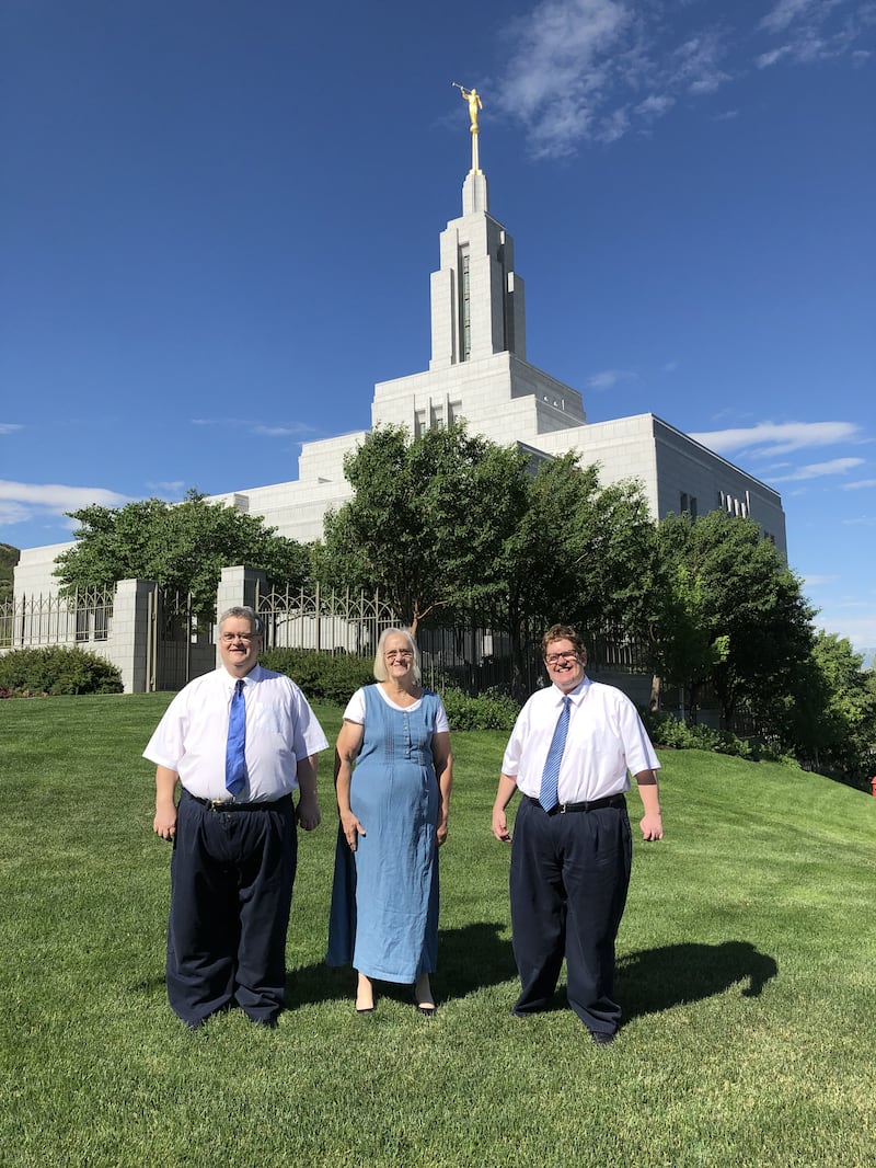 Em pé diante do Templo de Draper, Utah, Daniel Sorensen, Kris Sorensen e Matthew Sorensen posam para uma foto juntos após seu serviço no templo em 26 de junho de 2021.