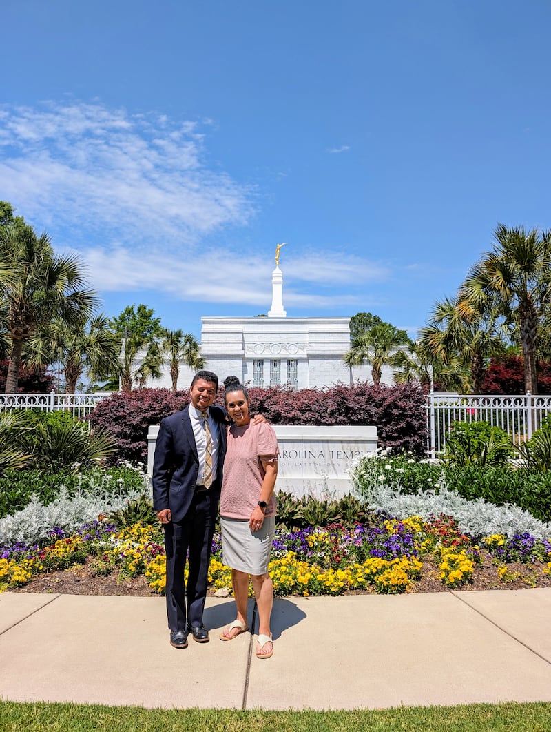 Vanessa Duerson e seu marido Brian Kristofer Duerson estão do lado de fora do Templo de Columbia, Carolina do Sul em Columbia, Carolina do Sul, em 24 de abril de 2024.