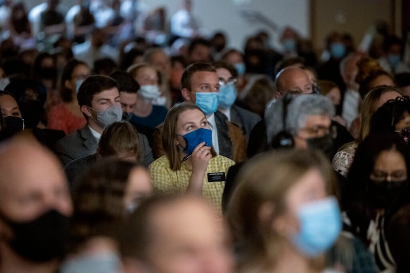 Membros da Estaca San Diego Califórnia ouvem o discurso de Élder D. Todd Christofferson, Quórum dos Doze Apóstolos, durante uma das celebrações do 175º aniversário da chegada do Batalhão Mórmon a San Diego no sábado, dia 29 de janeiro de 2022.