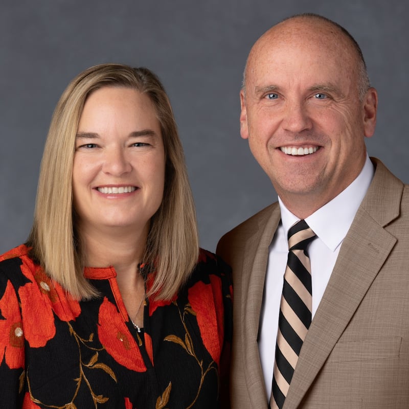 Scott A. Jensen e Amy B. Jensen, que servirão como presidente e companheira da Missão Califórnia Roseville começando em julho de 2026.