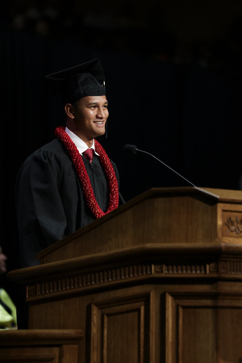 Timothy Putra Samad, um graduado da Indonésia, fala durante a cerimônia de formatura de inverno de 2026 da BYU–Hawaii na sexta-feira, 17 de abril de 2026, em Laie, Havaí.